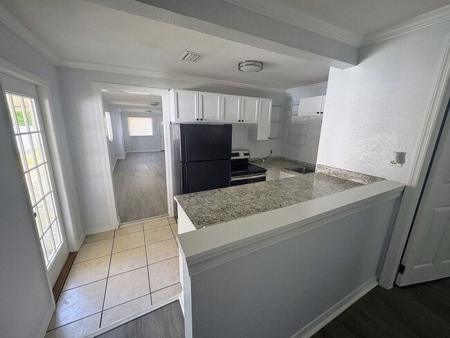 Photo - Charming Bungalow for rent in Lakeland