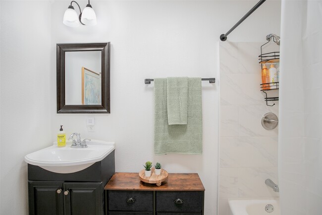 Photo - 212 E Yell St