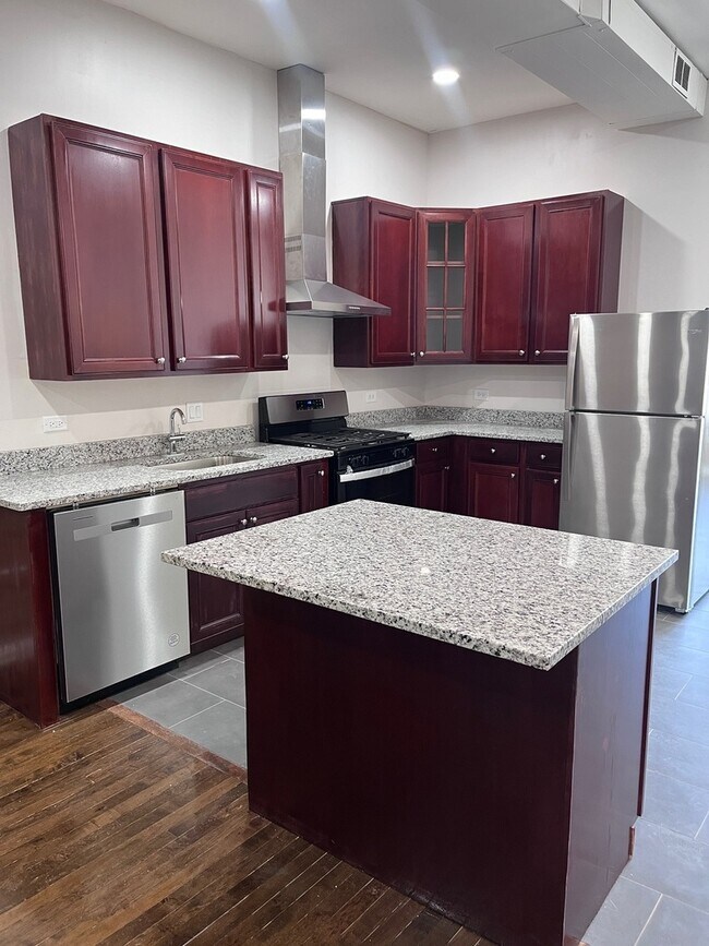 Photo - 3345 N Clark St