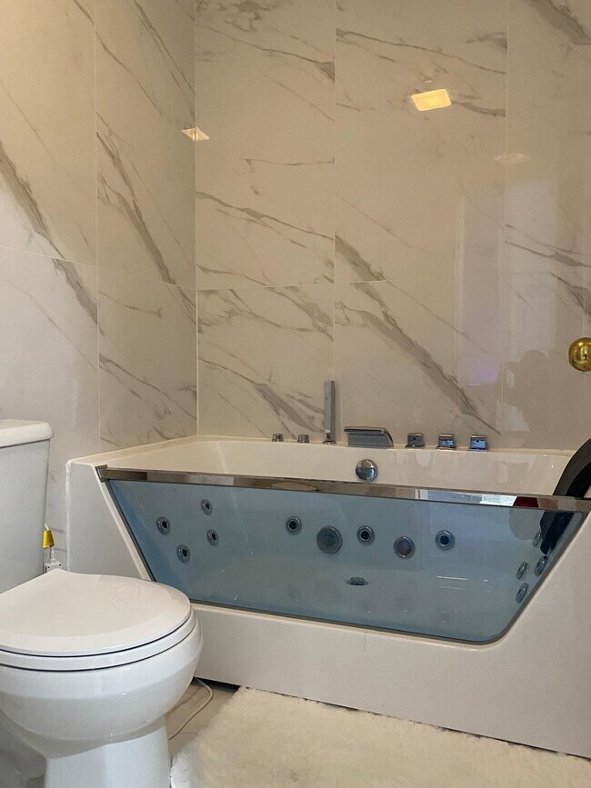 8400 De Longpre Ave Condo Unit 311 Condo for Rent in West Hollywood