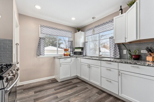 Photo - 552 Simms St