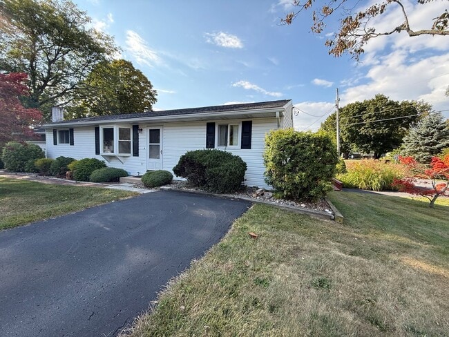 Building Photo - Spacious Rural Ranch!