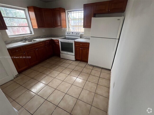 Building Photo - 1770 SW 6th St Unit 1 Rental