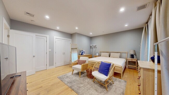 Photo - 186 Havre St Unit 2