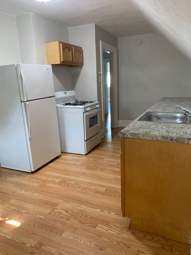 Building Photo - 1 Bedroom in Bellevue with Private deck! Unit Apt 3