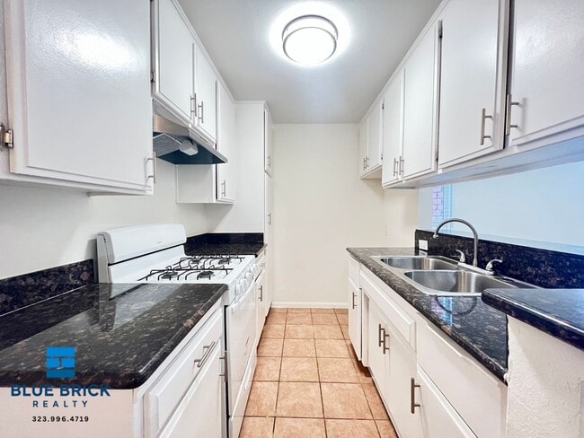 Building Photo - 14831 Delano St Unit 1