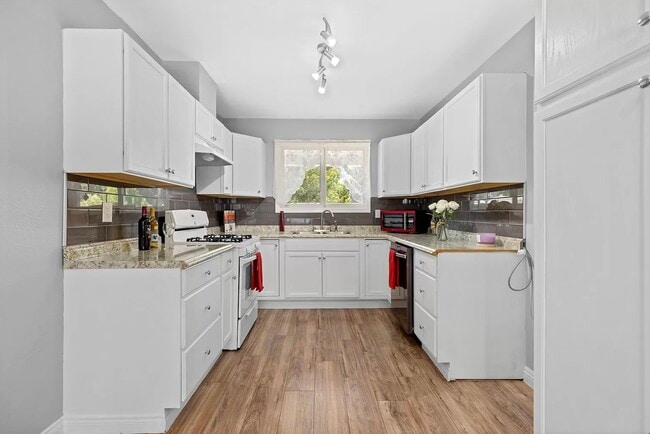 Cocina - 14172 Osborne St