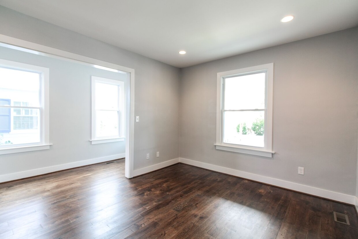Gorgeous Renovated 6 Bed with Yard in hear... - Gorgeous Renovated 6 Bed with Yard in hear...