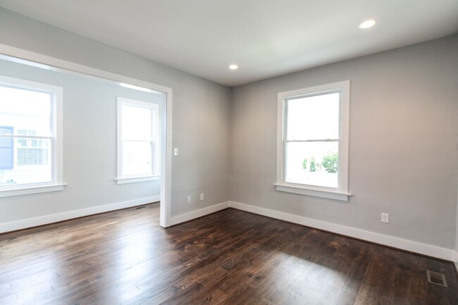 Gorgeous Renovated 6 Bed with Yard in hear... - Gorgeous Renovated 6 Bed with Yard in hear... House