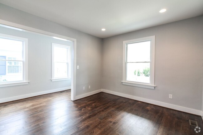Building Photo - Gorgeous Renovated 6 Bed with Yard in hear... Rental