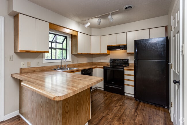 2 BR, 2 BA - 1,300SF