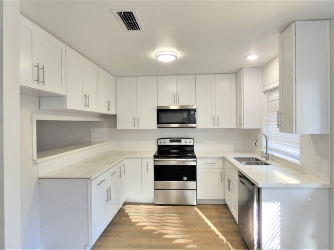 Photo - 606 Golfview Dr