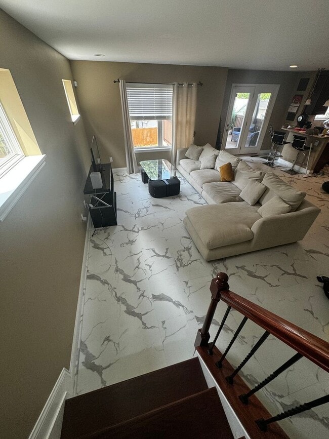 Photo - 3911 Lonsdale St