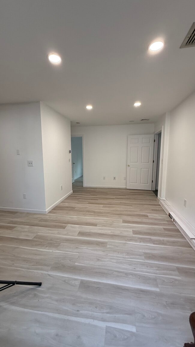 Building Photo - 810 Metacom Ave Rental