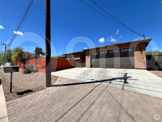 Building Photo - 1421 N Santa Rosa Ave Rental