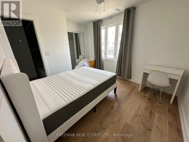 Photo - 3449 Yonge St