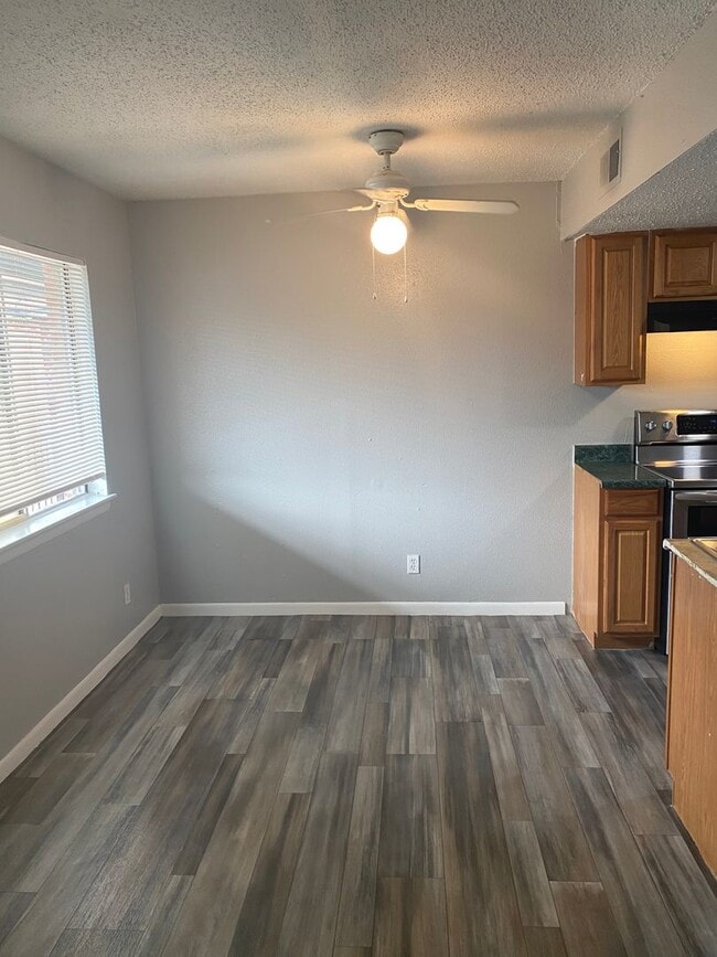 Photo - SPACIOUS ONE BEDROOM APARTMENT Unidad Apt 10