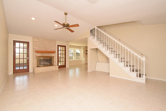 Photo - 4/3 w/ Fenced yard & enclosed patio!