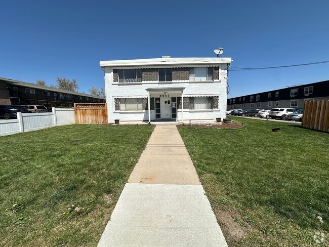 Building Photo - Move in Ready! Newly updated 1 bedroom 1 b... Unit 8 Rental