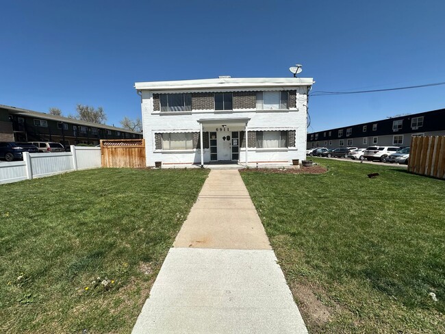 Updated- 1 bedroom- 1 Bath in Secure 8 Ple... - Updated- 1 bedroom- 1 Bath in Secure 8 Ple... Condo Unit 2
