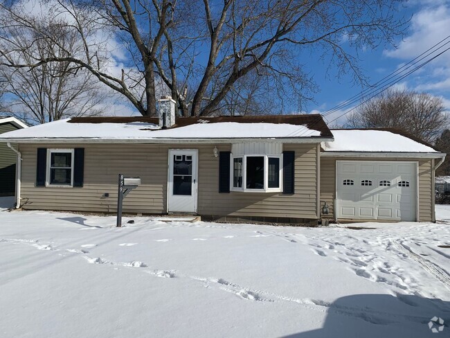 Building Photo - MADISON SCHOOL RANCH WITH GARAGE AND PULL ... Rental