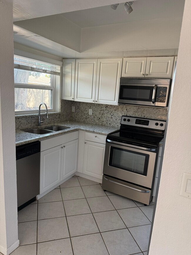 Photo - 6959 Aberfeldy Ave N