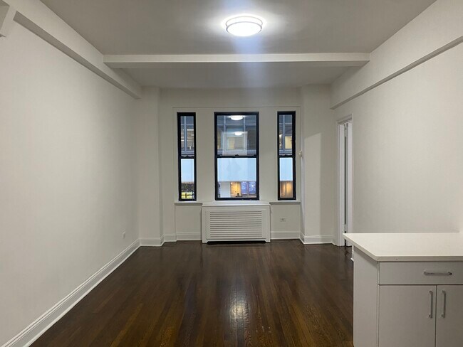 Photo - 135 E 46th St Unit 2