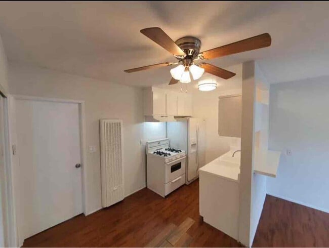 Photo - 4660 Kester Ave Unidad 206