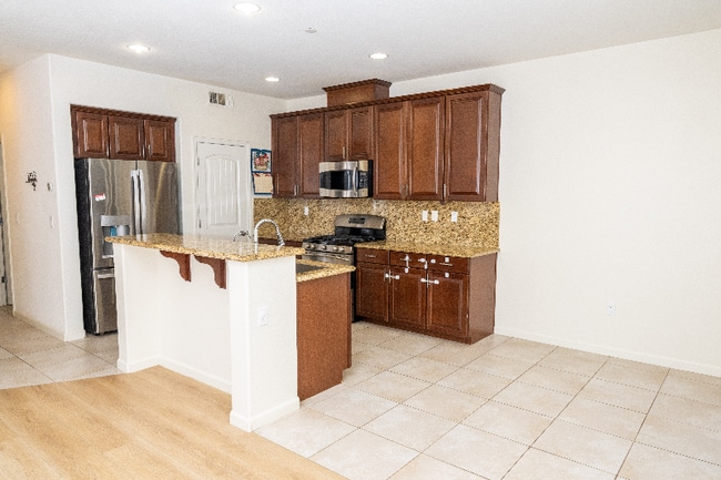 Photo - 859 Gary Lee King Common