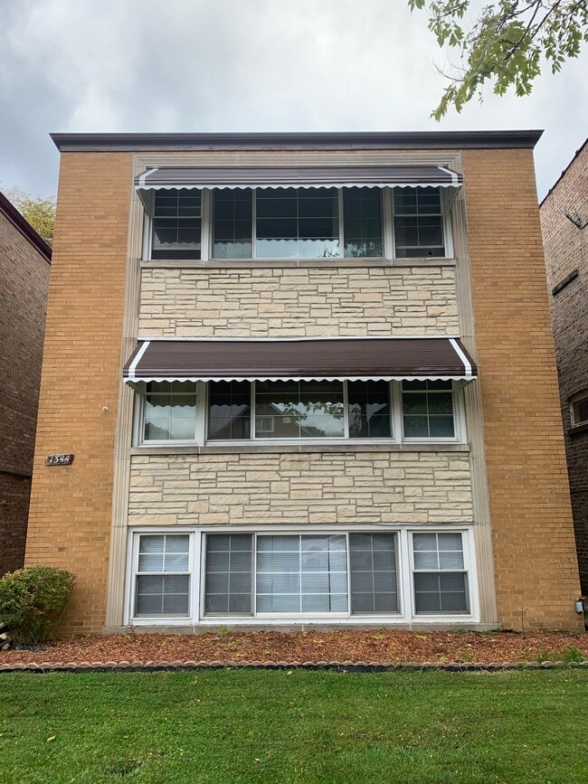 Berwyn, Illinois - 1344 Maple Ave Unidad Maple First Floor