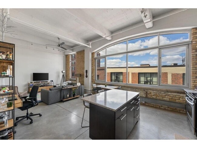 Building Photo - 700 N Washington Ave Unit 606
