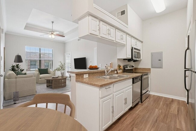 Building Photo - Crest Manor