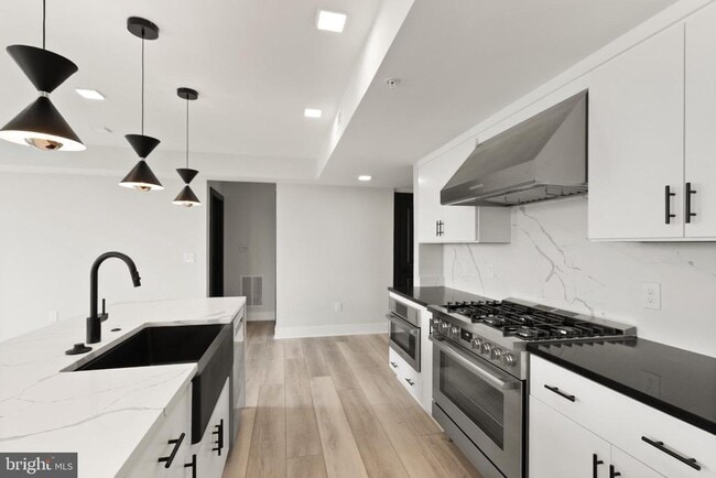 Photo - 701 N Henry St Unit 418