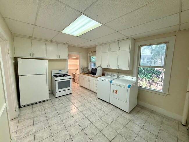 Building Photo - 39 Newtonville Ave Unit 1