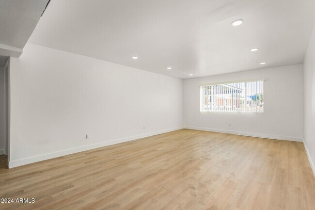 Photo - 936 W Rio Salado Pkwy