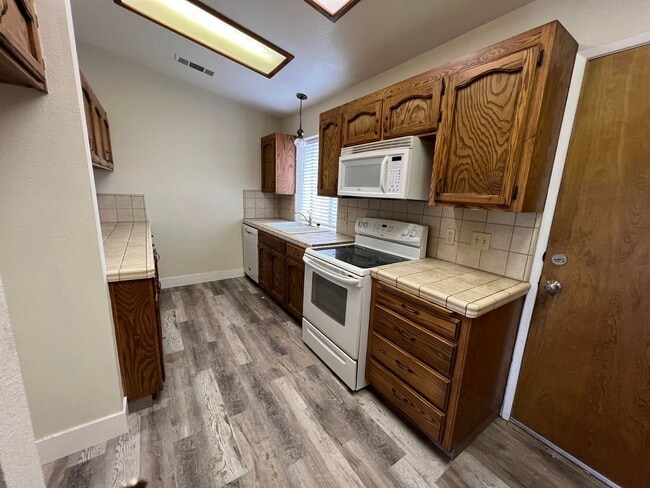 Building Photo - 2 Bed 2 Bath Home