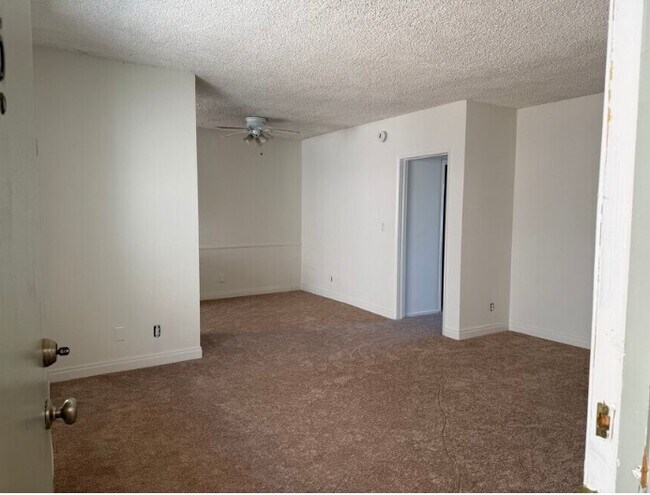 22515 Del Valle St