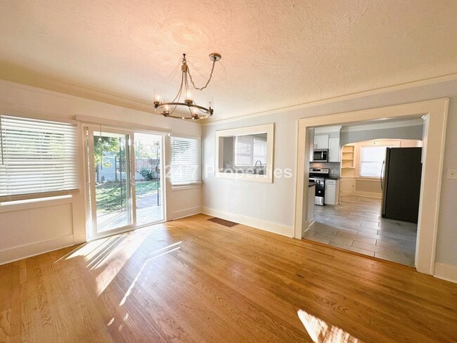 Photo - 314 NE Lombard St