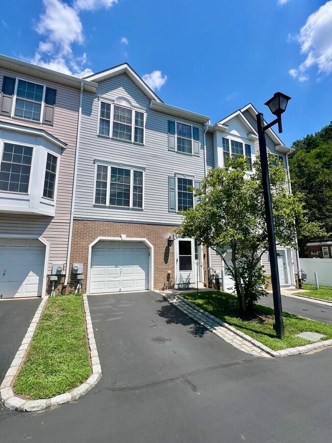 Building Photo - Stunning 3-Bedroom Townhome with 1-Car Gar...