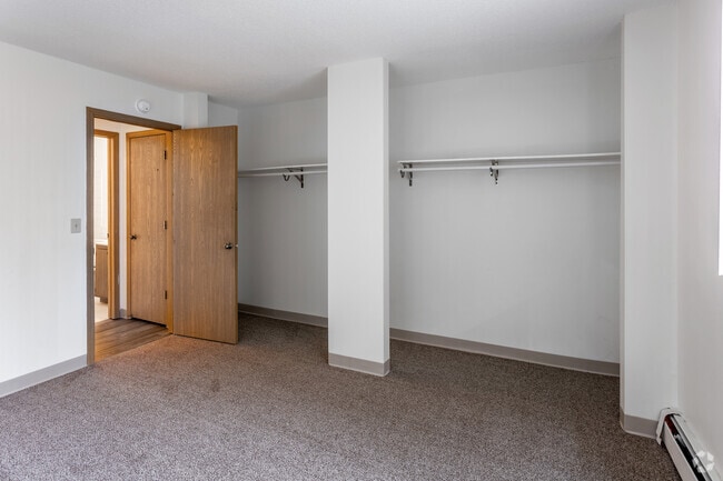 1BR, 1BA - 636SF - Bedroom