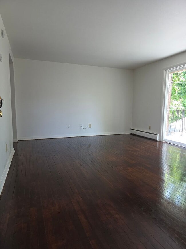 Building Photo - 2 bedroom upper Unit CA519F