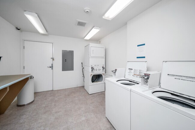 Photo - 1301 N Hollywood Way Unidad 302