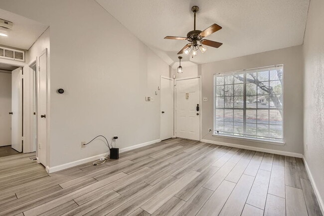 Photo - 1015 E Yager Ln Unidad 141