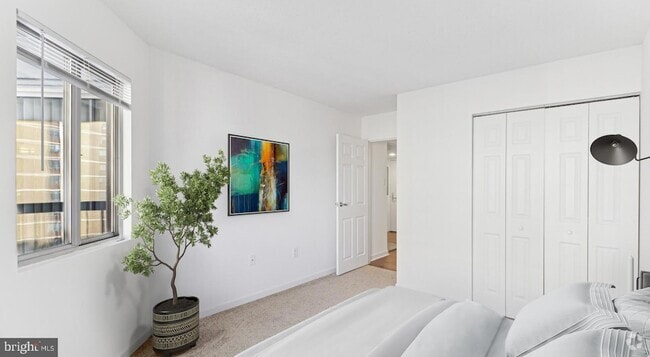 Building Photo - 450 N 18th St Unit 1B-1539 Rental