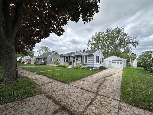 SPACIOUS 2 BEDROOM 1 BATH HOME - SPACIOUS 2 BEDROOM 1 BATH HOME