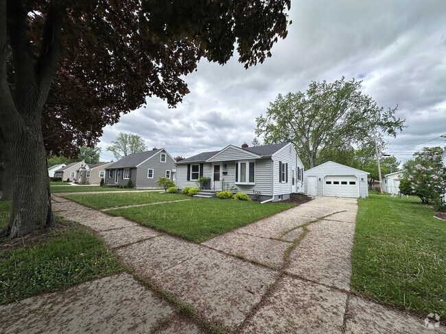 Building Photo - SPACIOUS 2 BEDROOM 1 BATH HOME