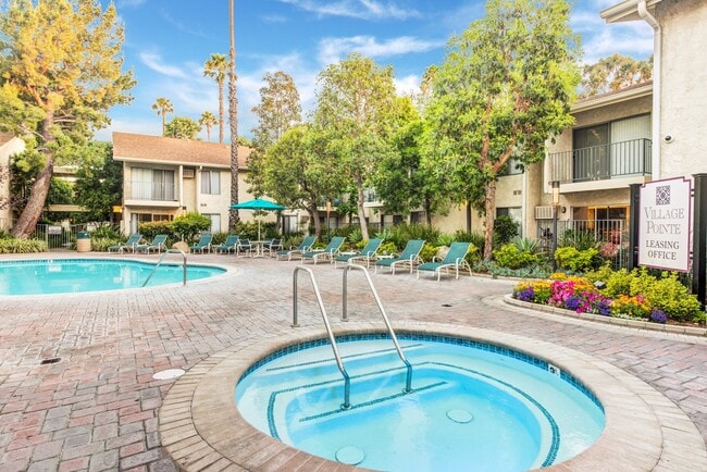 Piscina y bañera de hidromasaje en Village Pointe Apartment Homes