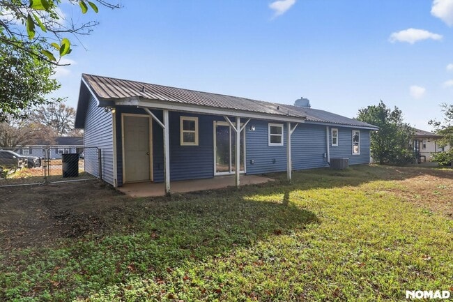 Photo - 215 Oxford Ln