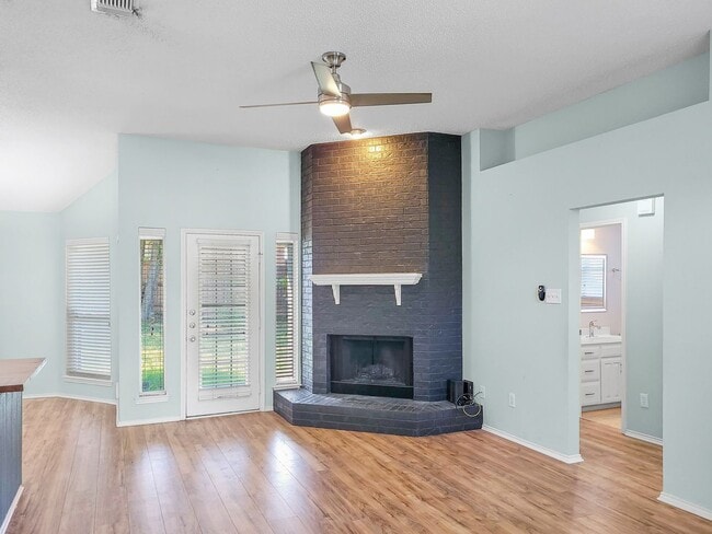 Photo - Stylish 3-2-2 with Upgrades, Spacious Back... Casa