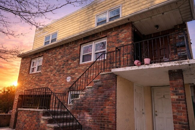 Building Photo - 300 Cator Ave Unit 2